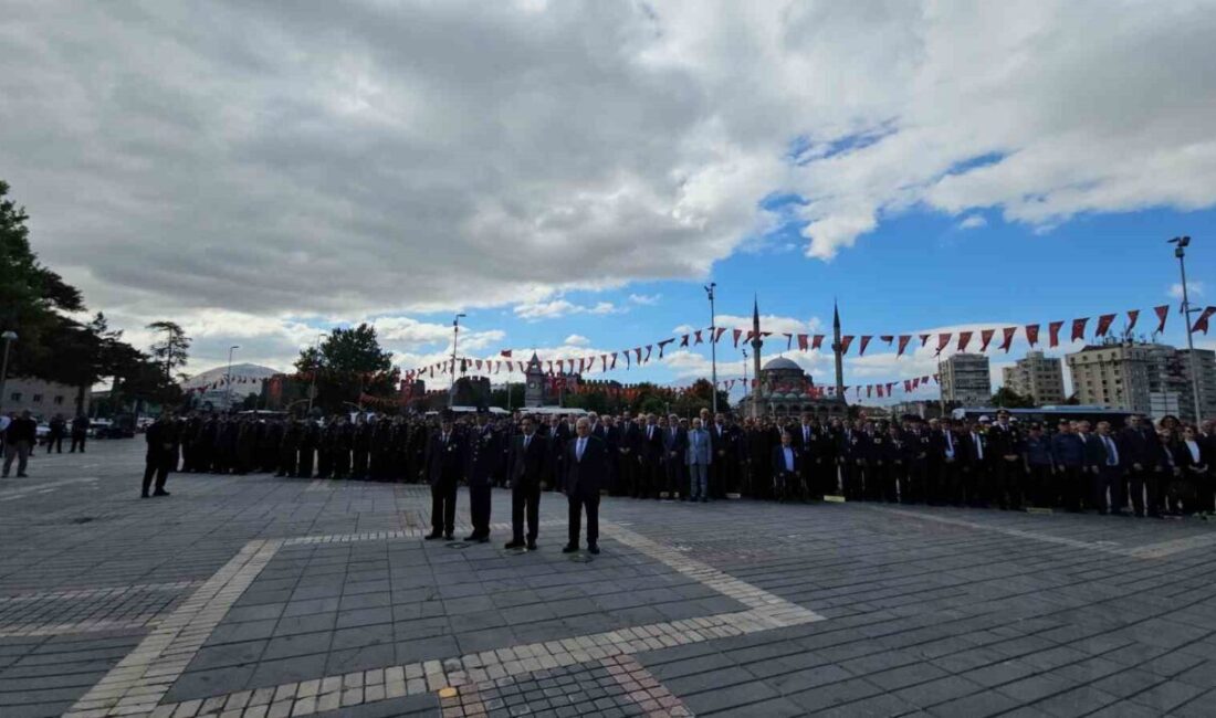 Kayseri’de 19 Eylül Gaziler Günü dolayısıyla düzenlenen törende Atatürk Anıtı’na
