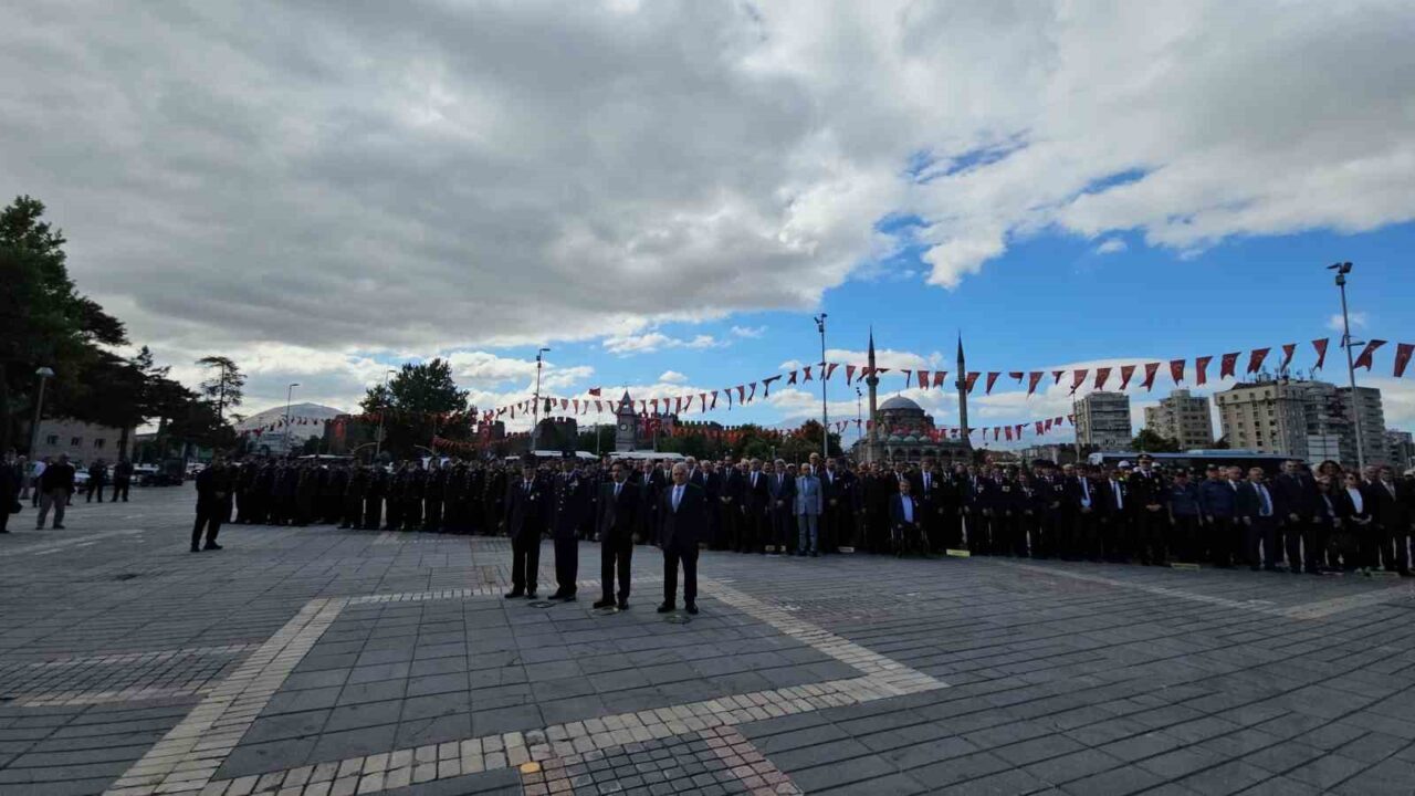 Kayseri’de 19 Eylül Gaziler Günü dolayısıyla düzenlenen törende Atatürk Anıtı’na