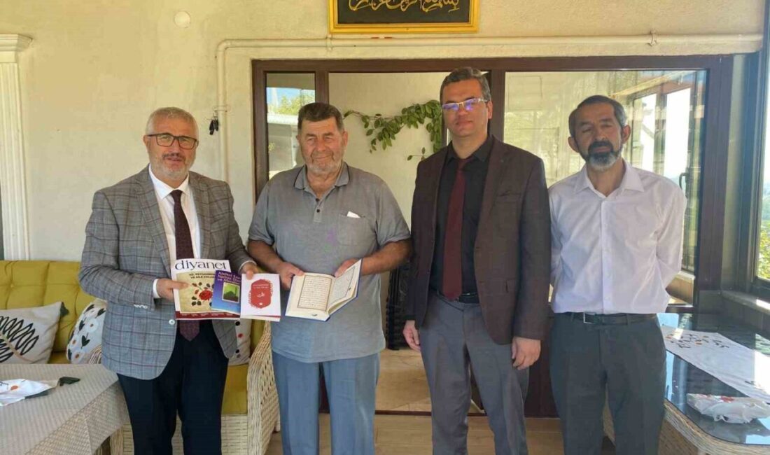 ı Kerim hediye etti. Düzce İl Müftü yardımcısı Hasan İzmirli,
