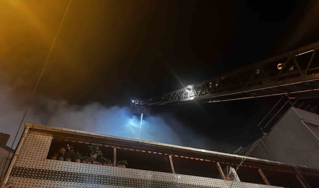 Gaziosmanpaşa’da bulunan 5 katlı bir binanın çatı katında çıkan yangın