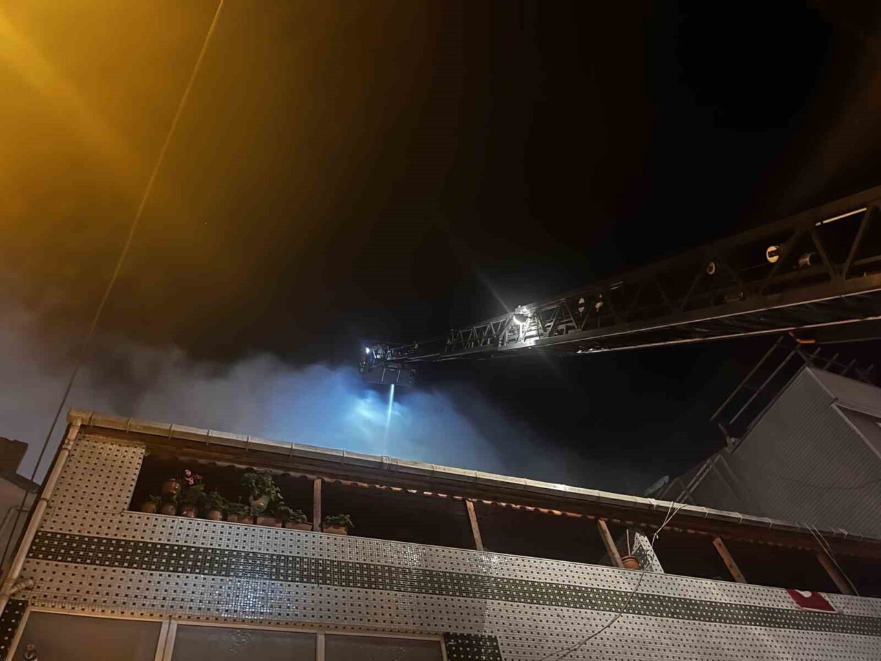 Gaziosmanpaşa’da bulunan 5 katlı bir binanın çatı katında çıkan yangın