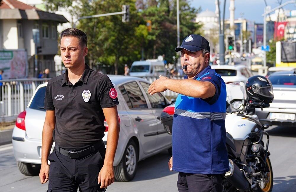 Gaziosmanpaşa Belediyesi Zabıta Müdürlüğü ekipleri, okul önlerinde öğrencilerin güvenliğini sağlamak