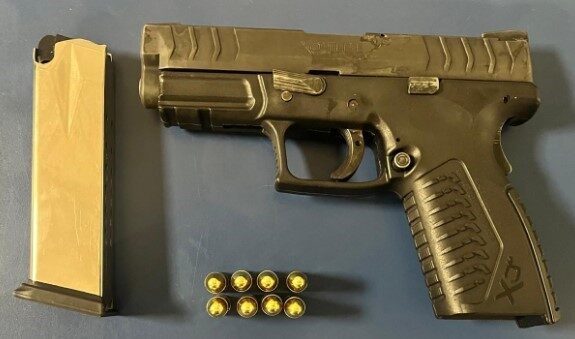 İstanbul Gaziosmanpaşa’da bir şahıs gece saatlerinde eniştesine kızan şahıs elindeki