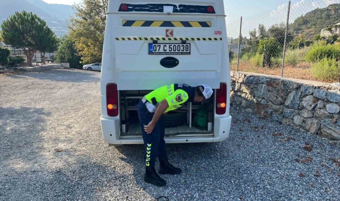 Antalya’nın Gazipaşa ilçesinde yapılan denetimlerde okul servis araçları ve şoförler