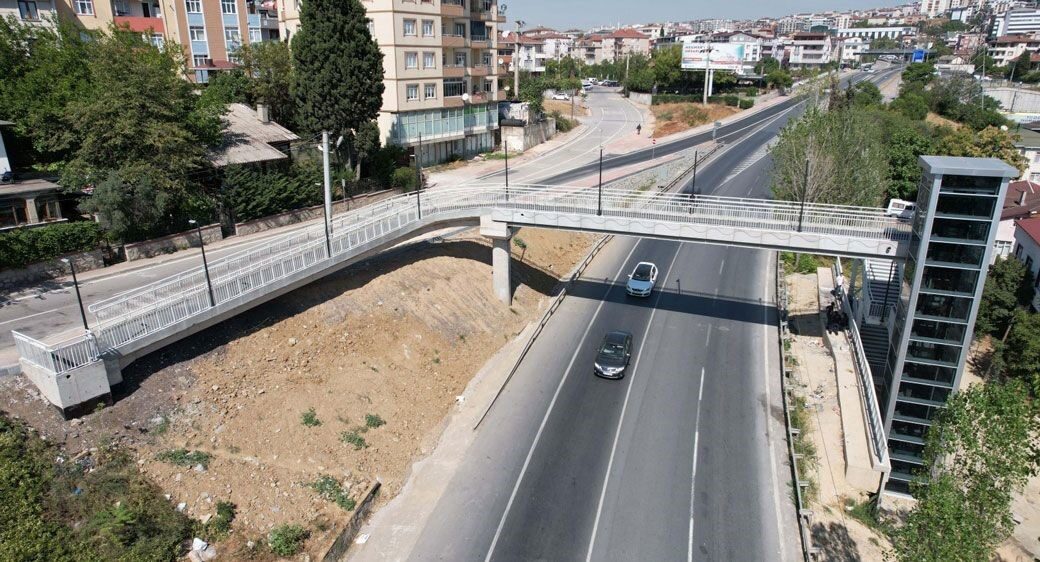Gebze Eskihisar Feribot Yolu üzerindeki yaya üst geçidinde bulunan asansör,