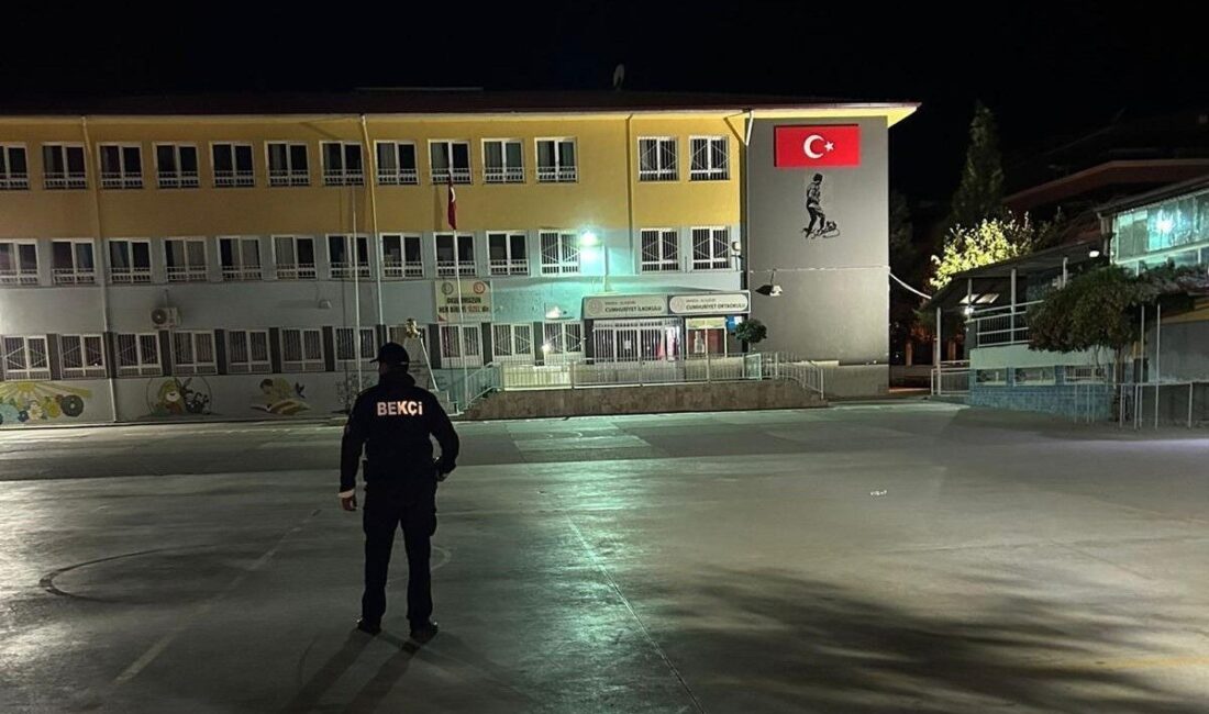 Manisa’nın Alaşehir ilçesinde çarşı ve mahalle bekçileri, okul çevrelerinde denetimler