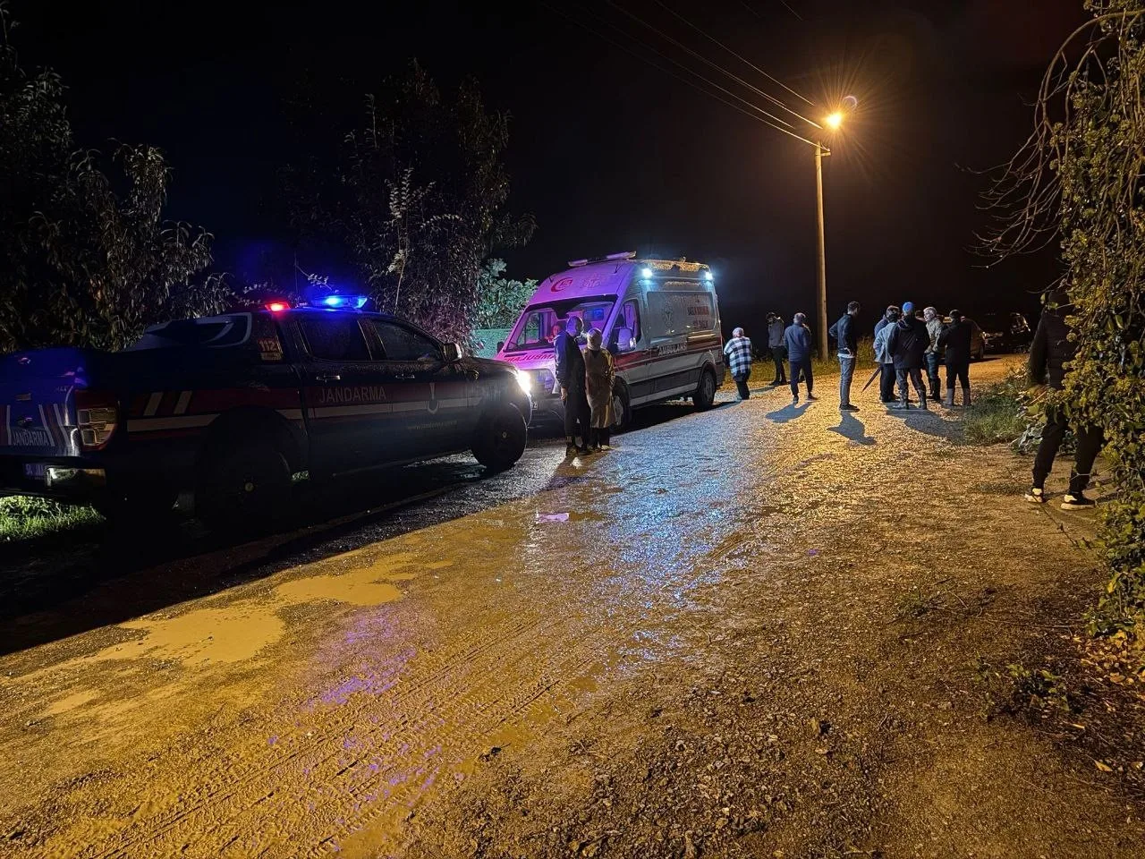 Sakarya’nın Karasu ilçesinde gece saatlerinde nehir kenarında telefonu ve ayakkabısı