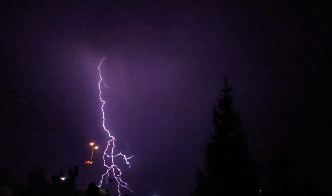 Meteoroloji 12. Bölge Müdürlüğünün uyarısının ardından Erzincan’da gece saatlerinde yağış