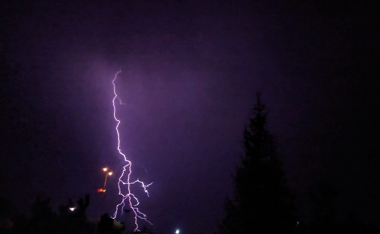 Meteoroloji 12. Bölge Müdürlüğünün uyarısının ardından Erzincan’da gece saatlerinde yağış