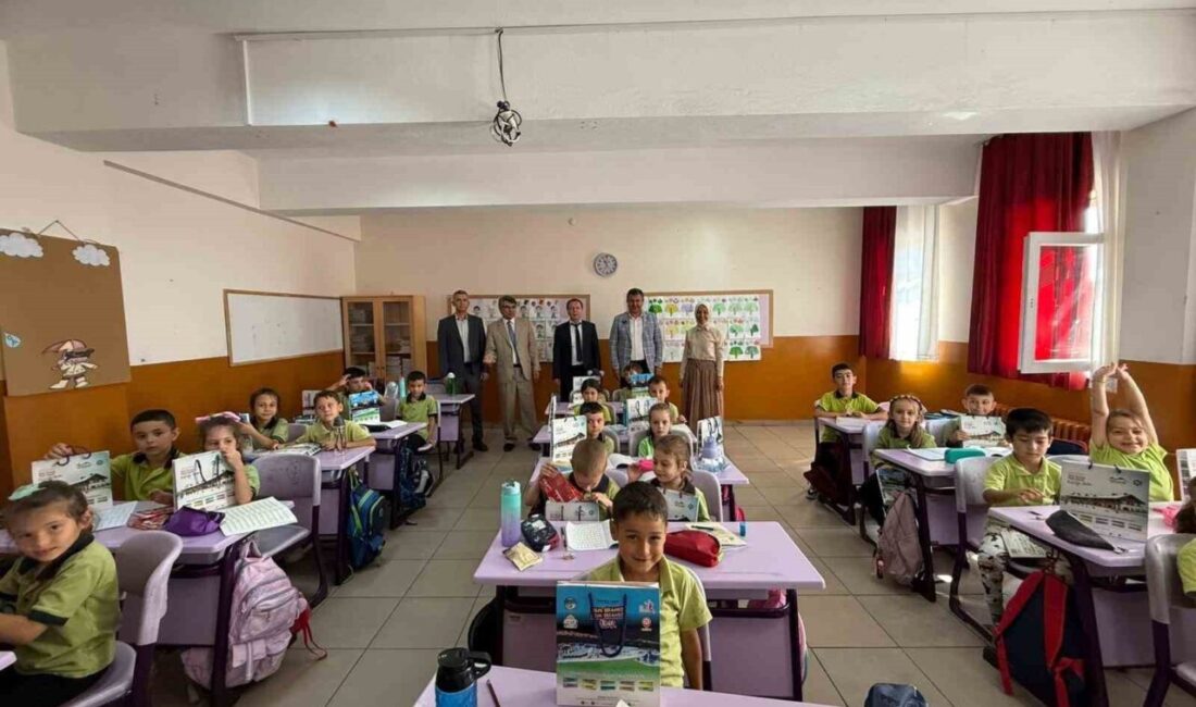 Kütahya’nın Gediz ilçesinde, yeni eğitim-öğretim yılının başlamasıyla kutlanan İlköğretim Haftası