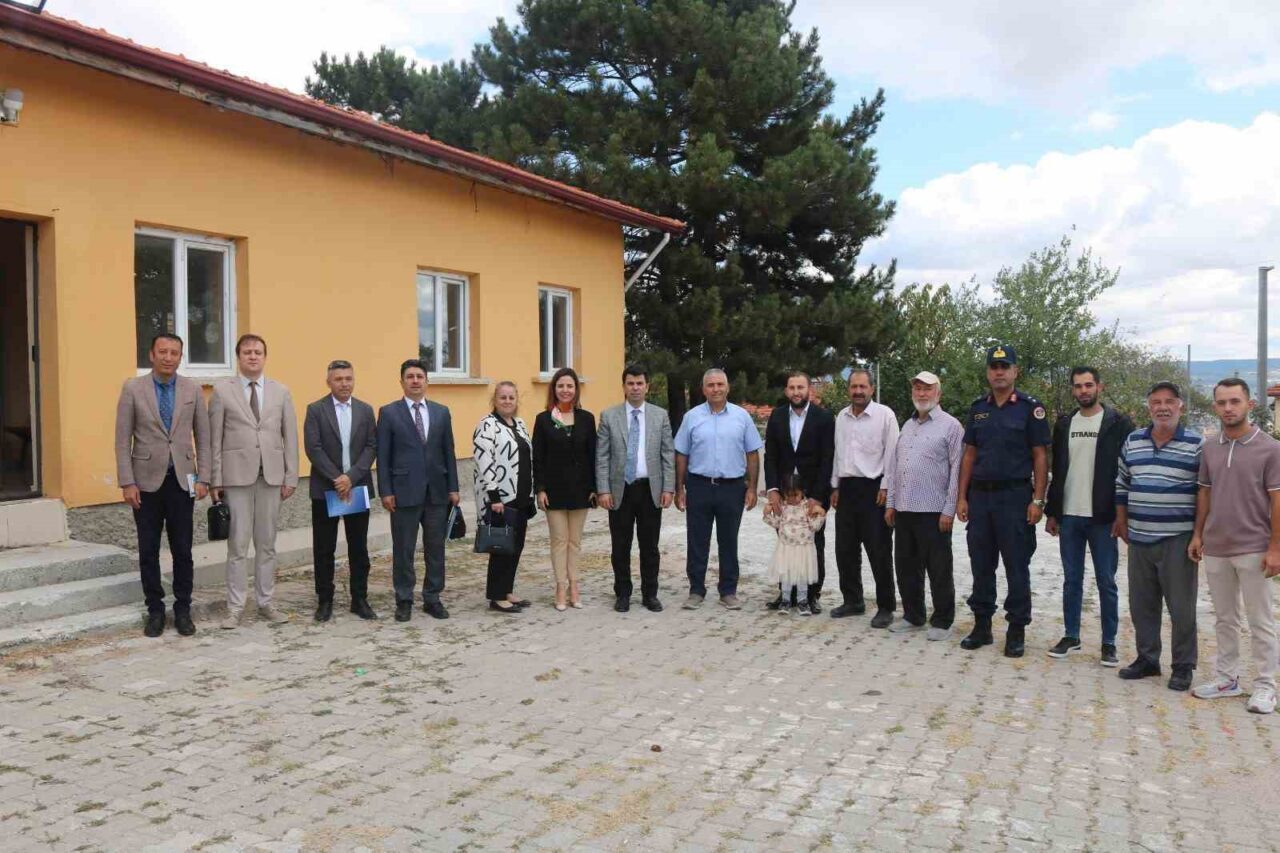 Gediz Kaymakamı Emrah Uzun, vatandaşların sorun ve taleplerini yerinde dinlemek