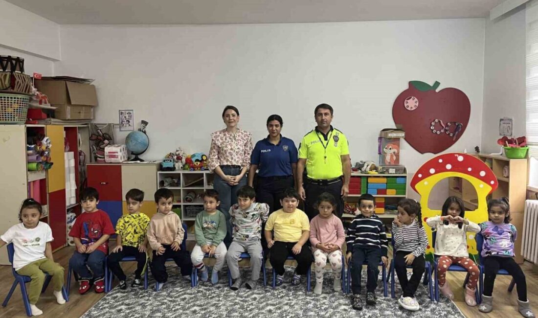 Ordu’nun İkizce ilçesinde minik öğrenciler, polis ekiplerinden güvenli trafik eğitimi