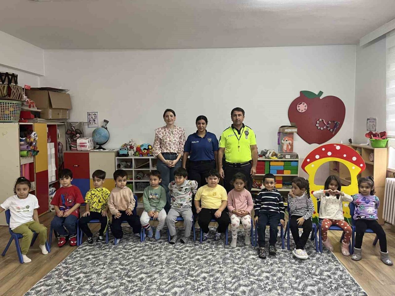 Ordu’nun İkizce ilçesinde minik öğrenciler, polis ekiplerinden güvenli trafik eğitimi