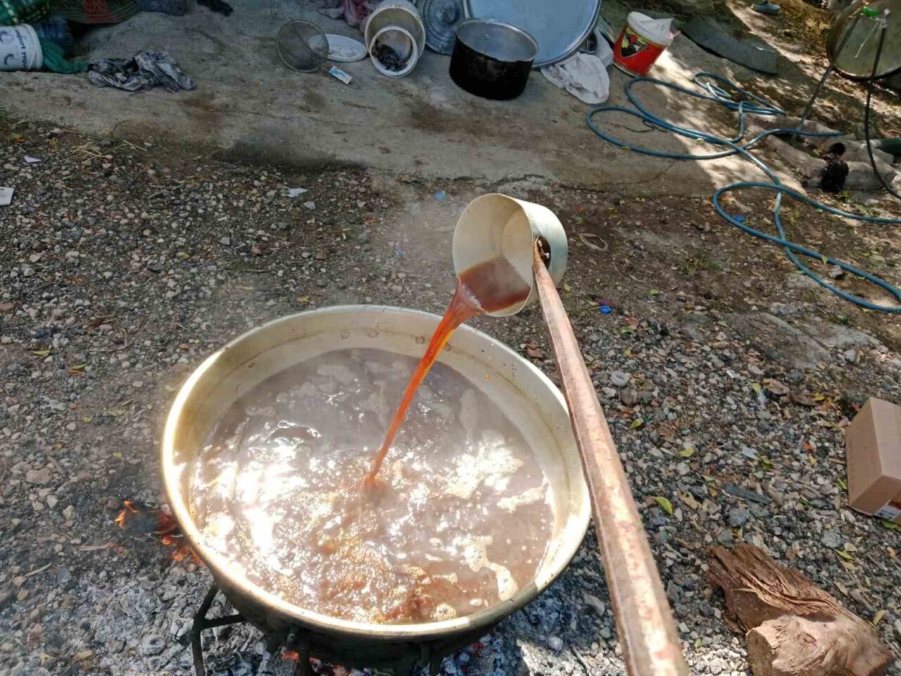 Bağ bozumu sonrası dağ toprağıyla yapılan asırlık pekmez için kazanlar