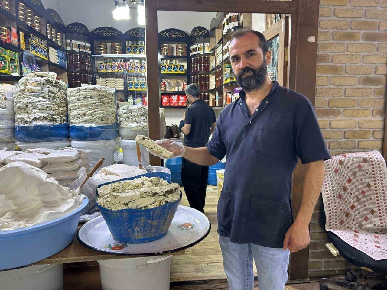 Van’ın tescilli kışlık küp otlu peyniri kış aylarında tüketilmek üzere