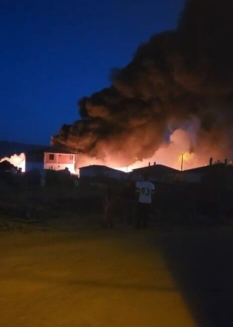 Çanakkale’nin Gelibolu ilçesinde hurdalıkta çıkan yangın evlere sıçradı. Yangın sonucunda