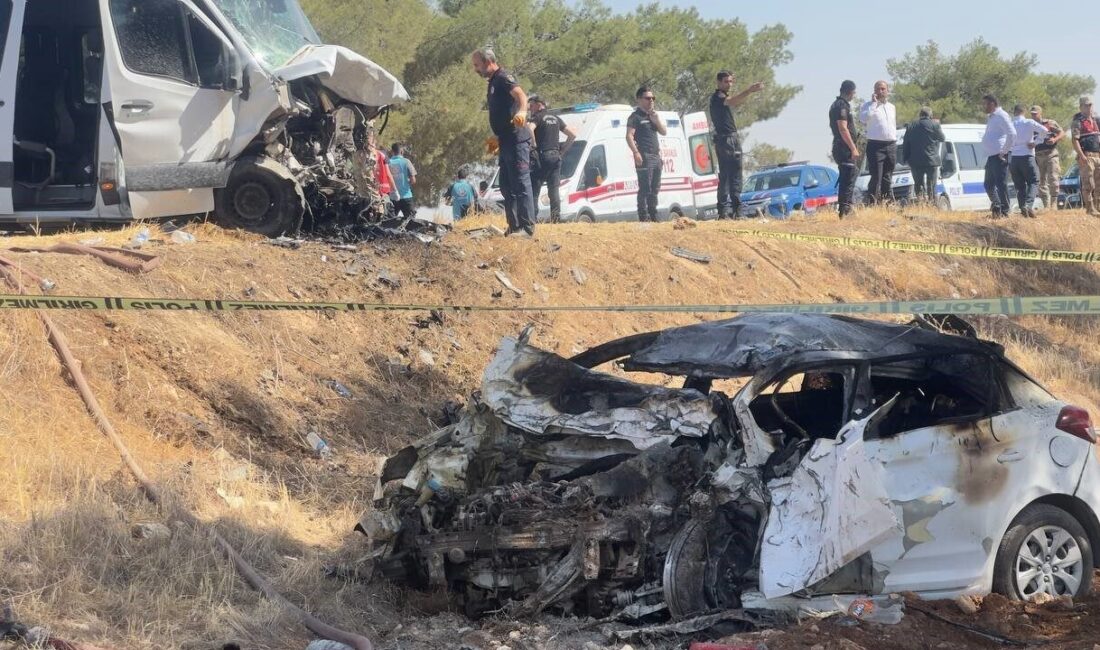 Şanlıurfa’nın Ceylanpınar ilçesinde yolcu minibüsüyle çarpışan otomobilin sürücüsü yanarak hayatını