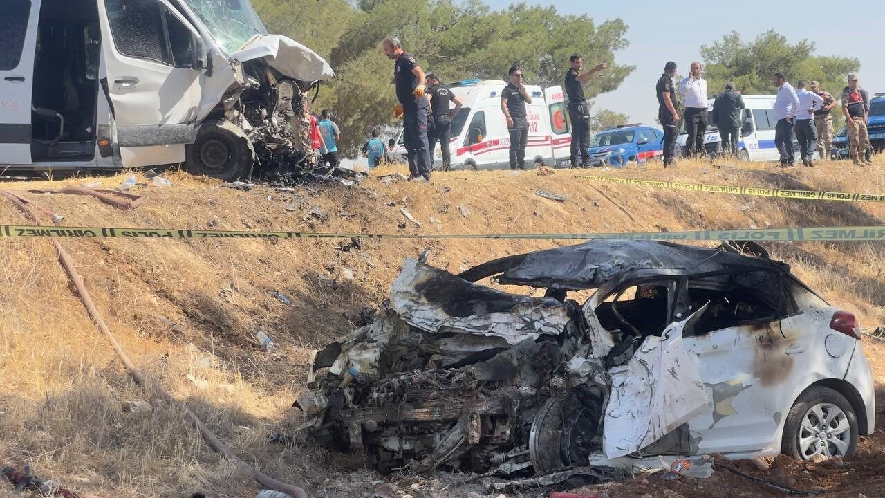 Şanlıurfa’nın Ceylanpınar ilçesinde yolcu minibüsüyle çarpışan otomobilin sürücüsü yanarak hayatını