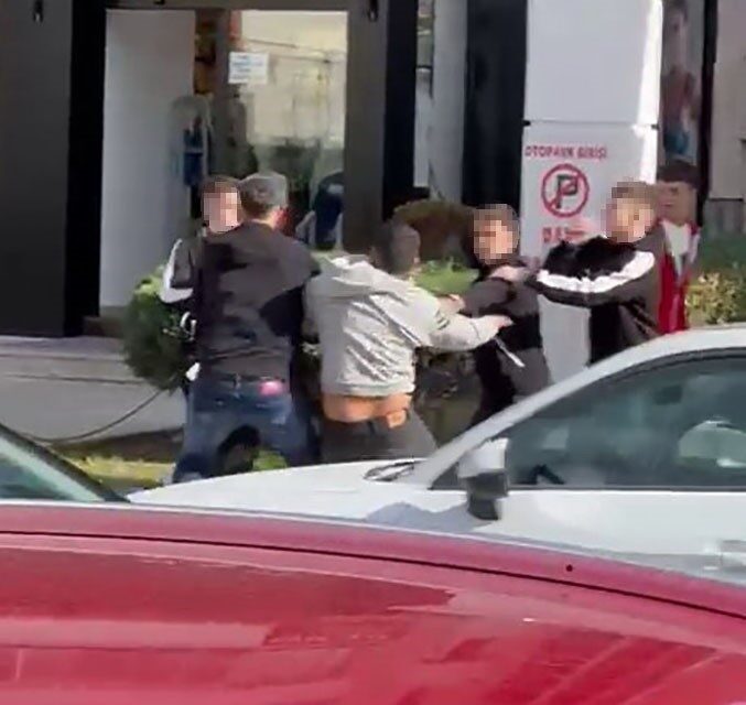 Samsun’da gençler arasında çıkan tartışma, tekme ve yumruklu kavgaya dönüştü.
