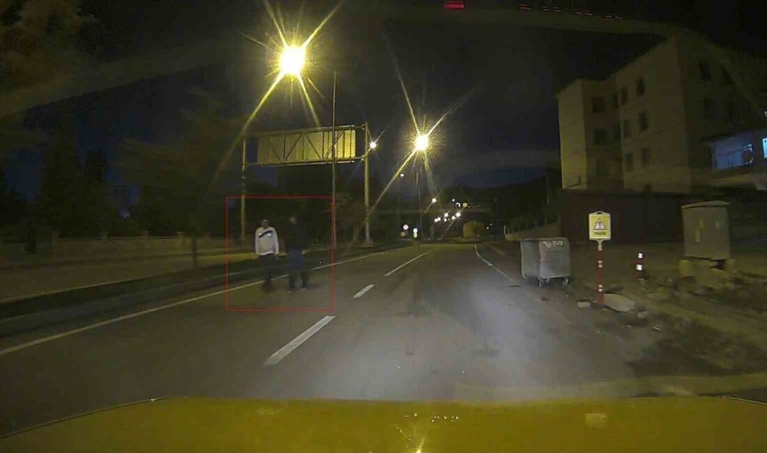 Erzurum’un Narman ilçesinde iki gencin tehlikeli yürüyüşü araç kamerasına yansıdı.