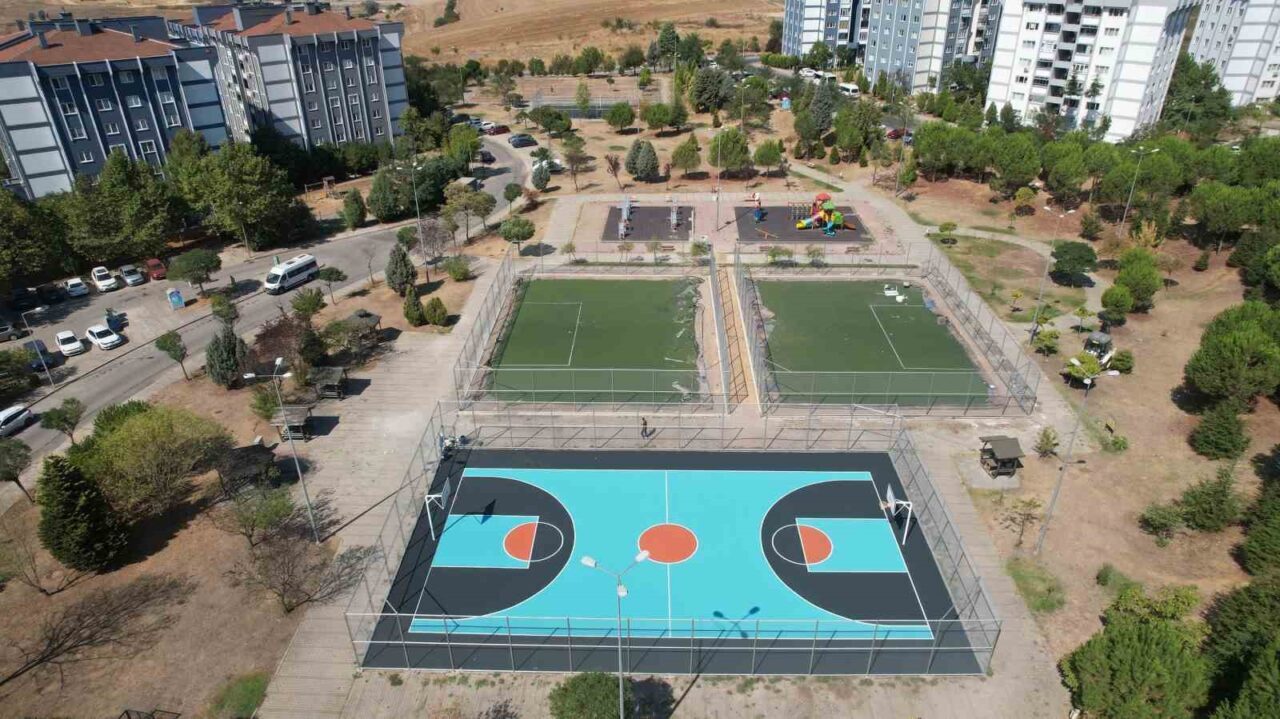 Çayırova Cumhuriyet Mahallesi’nde bulunan spor sahalarında yenileme çalışmaları gerçekleştiriyor. Yapılan