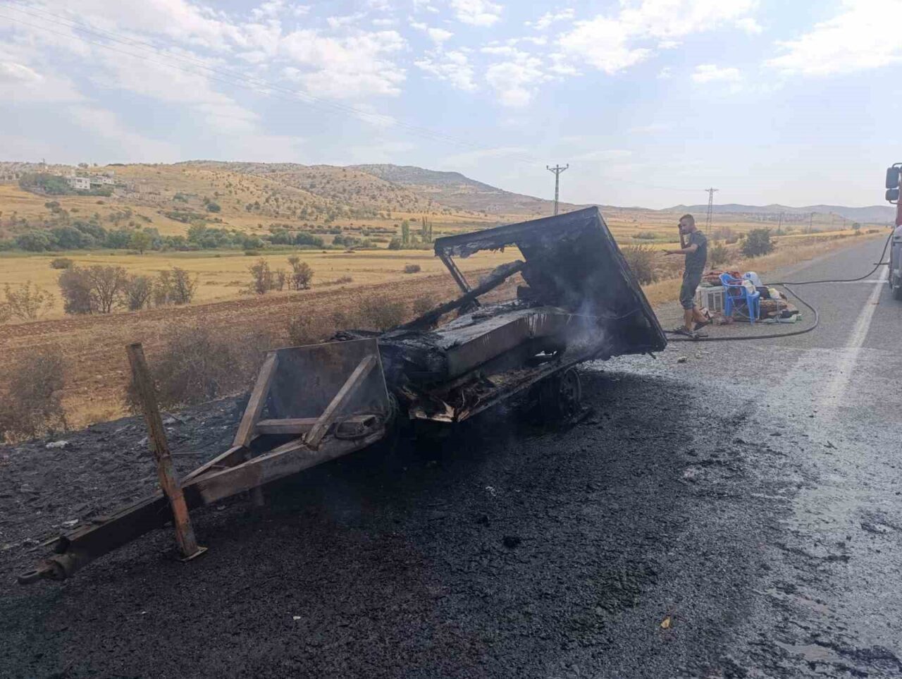 Batman’ın Gercüş ilçesinde seyir halindeki kamyonetin arkasında bulunan çekme karavan,