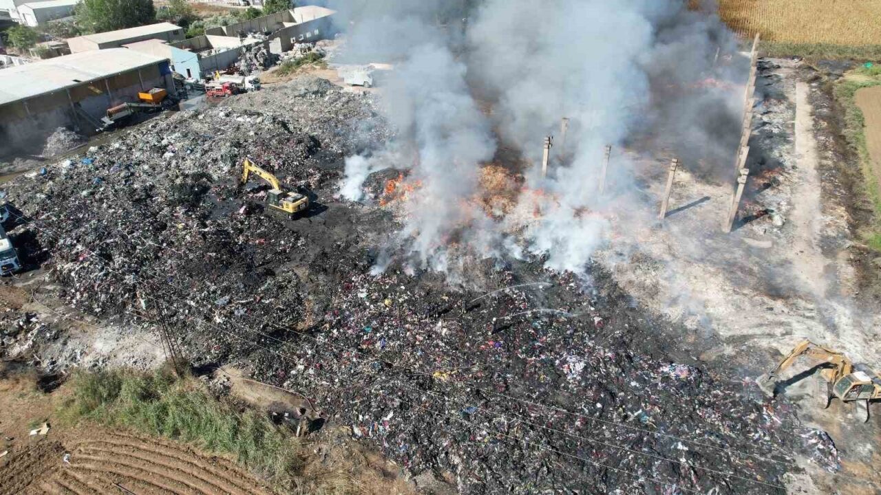 Adana’da geri dönüşüm tesisinin bahçesinde çıkan ve 17 saat sonra