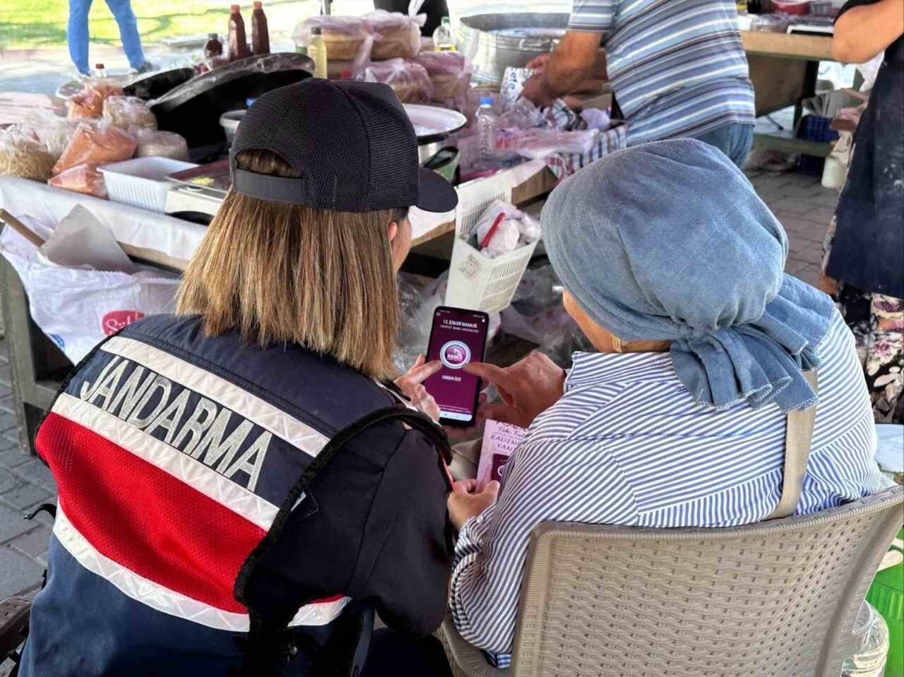 Aydın’ın Germencik ilçesinde başlayan İncir Festivali’nde stant açan jandarma ekipleri,