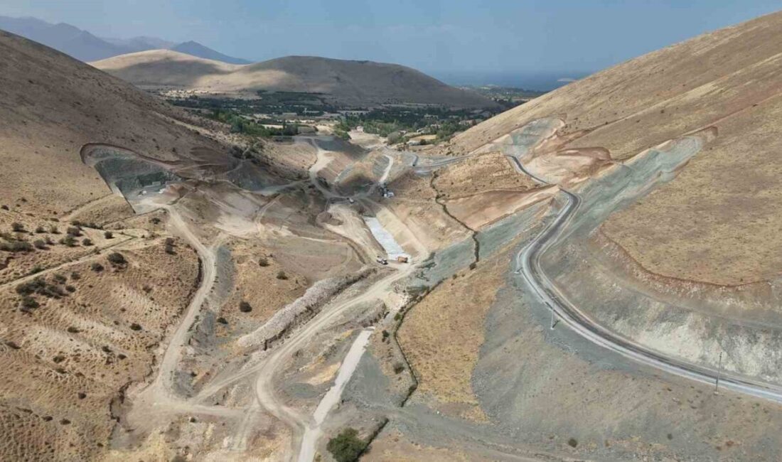 AK Parti Van İl Başkanı Abdulahat Arvas, yapımı süren Gevaş