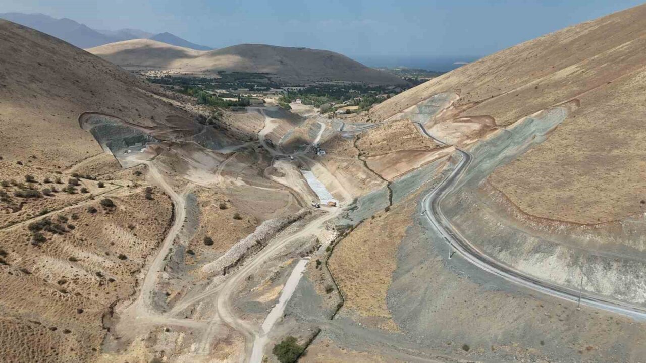 AK Parti Van İl Başkanı Abdulahat Arvas, yapımı süren Gevaş