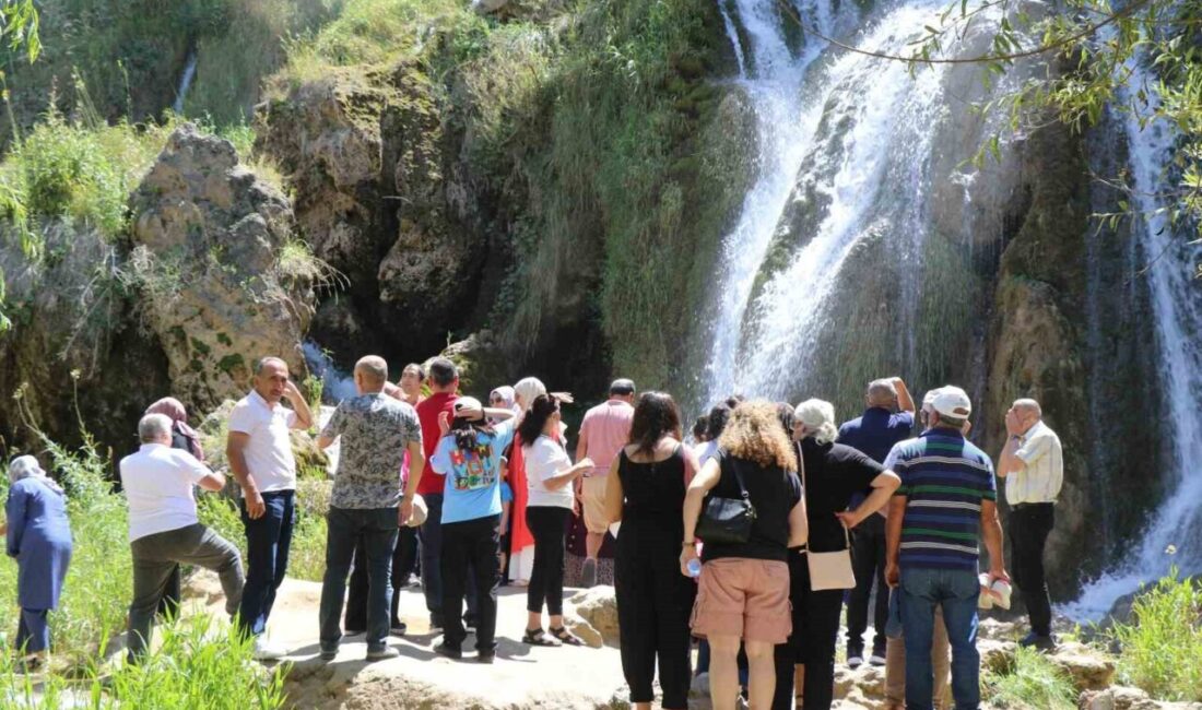 Erzincan’da bulunan Girlevik Şelalesi’nde hafta sonu üniversite öğrencilerinin de gelmesiyle