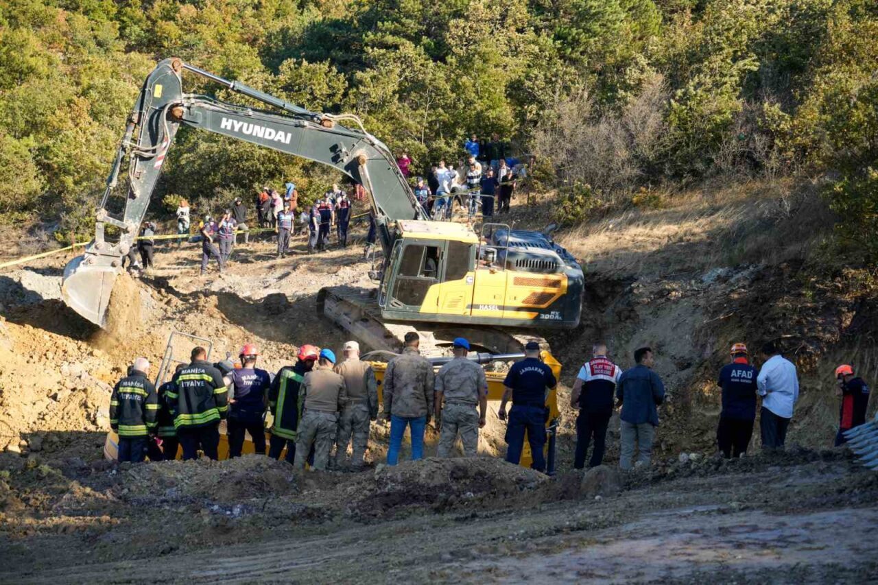 Manisa’nın Akhisar ilçesinde su kuyusu açmak isterken meydana gelen toprak