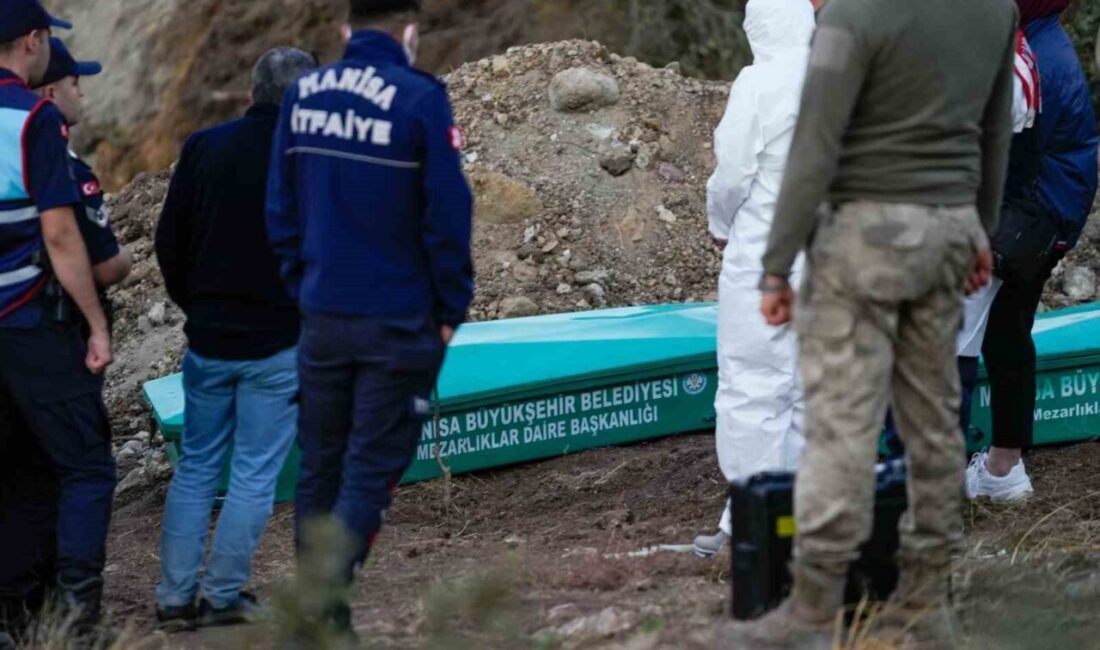 Manisa’nın Akhisar ilçesinde su kuyusı kazarken toprak kayması sonucu göçük