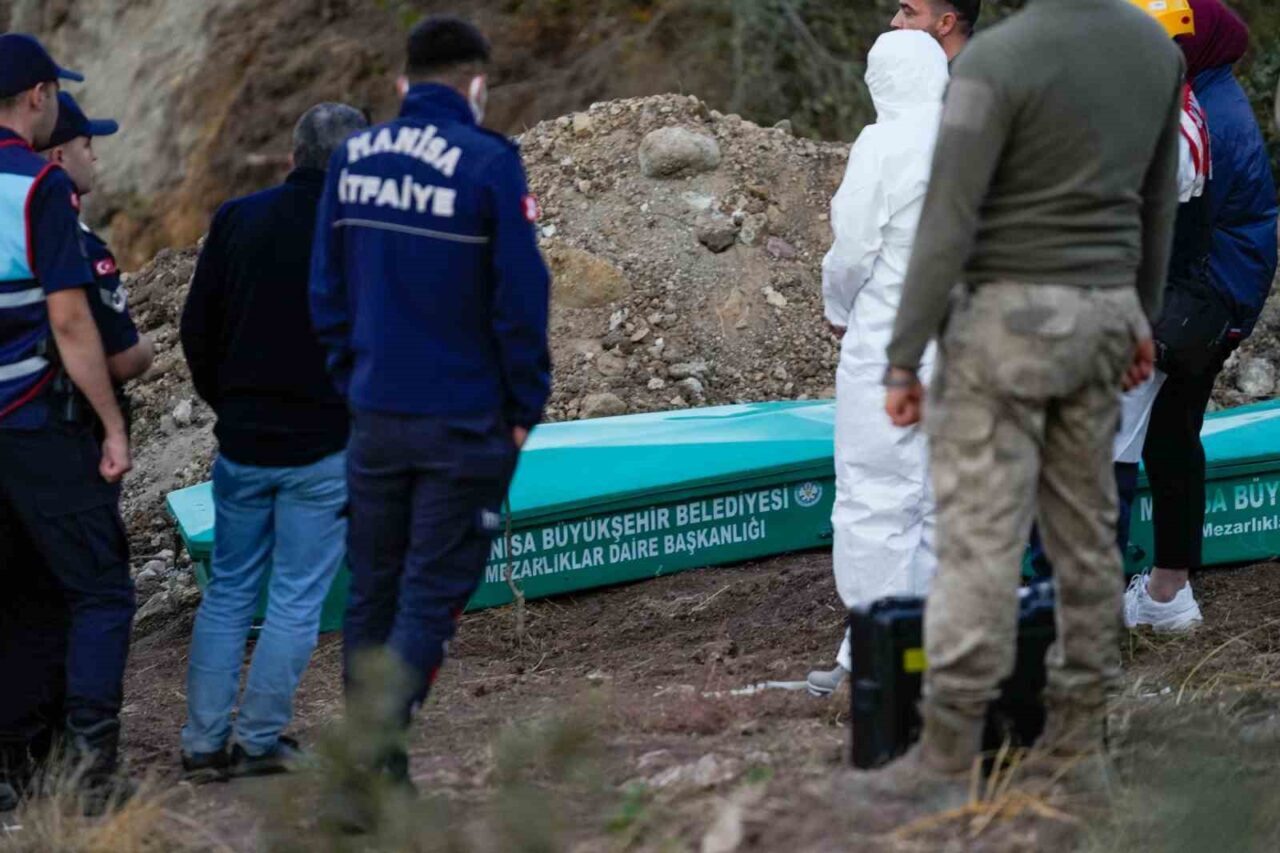 Manisa’nın Akhisar ilçesinde su kuyusı kazarken toprak kayması sonucu göçük