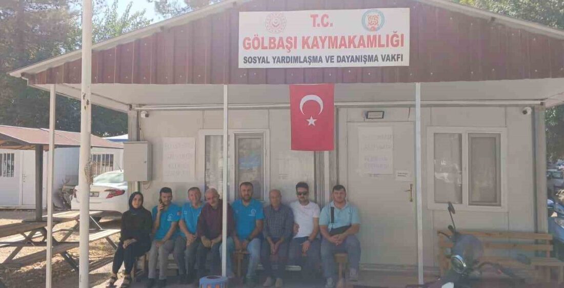 Adıyaman’ın Gölbaşı ilçesinde Sosyal Yardımlaşma ve Dayanışma Vakfı (SYDV) çalışanları,