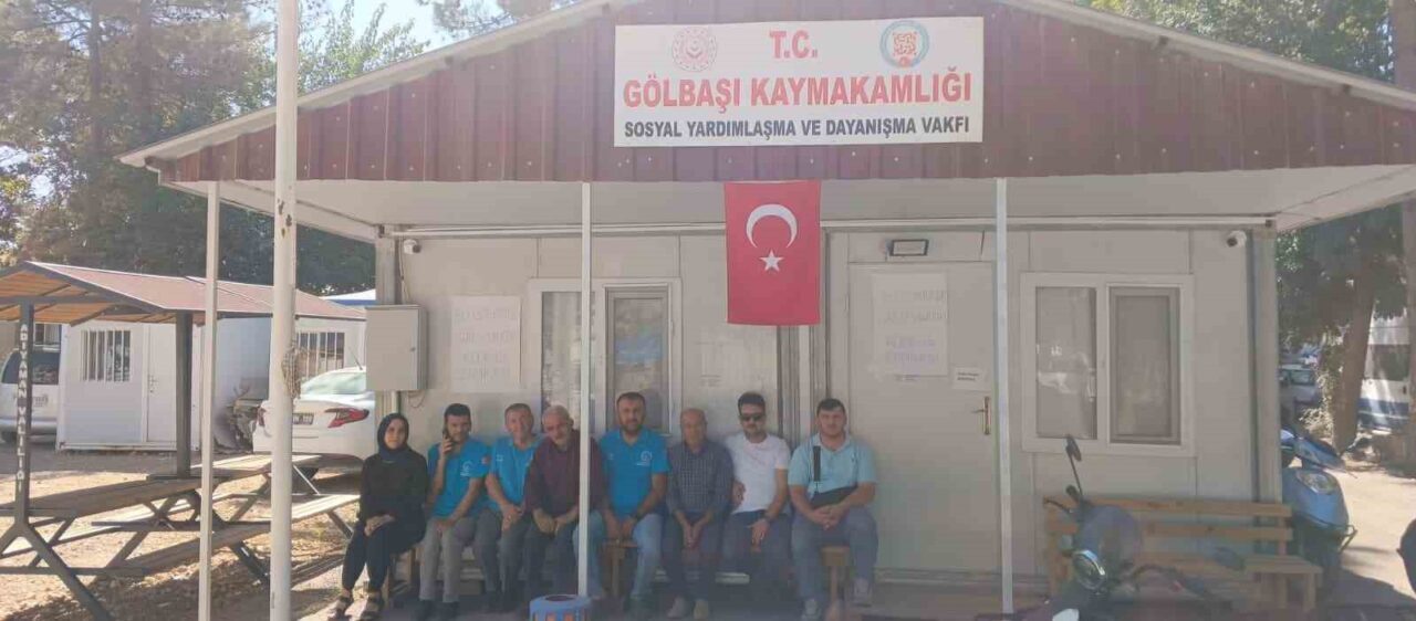 Adıyaman’ın Gölbaşı ilçesinde Sosyal Yardımlaşma ve Dayanışma Vakfı (SYDV) çalışanları,