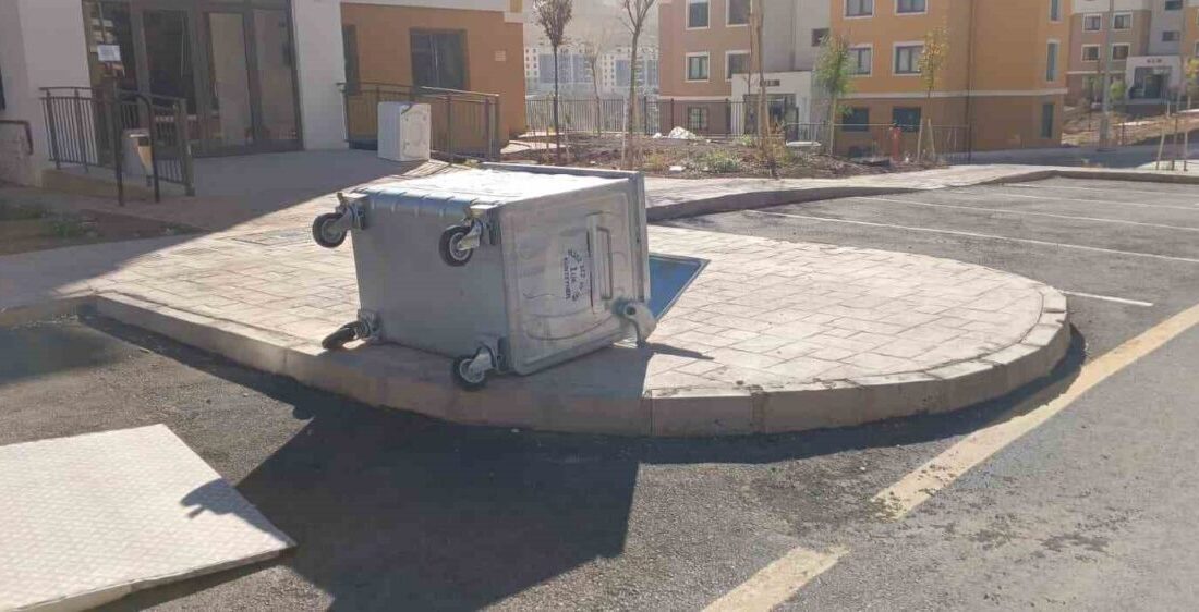 Adıyaman’ın Gölbaşı ilçesinde etkili olan şiddetli rüzgar, maddi hasara yol