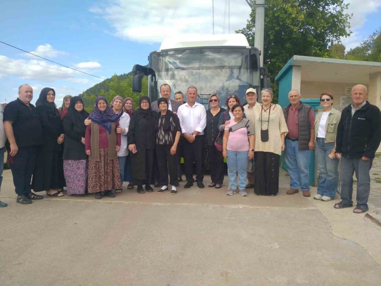 Gölcük’te hayata geçirilen “Çınarlarla Fidanlar” adlı sosyal sorumluluk projesi kapsamında,