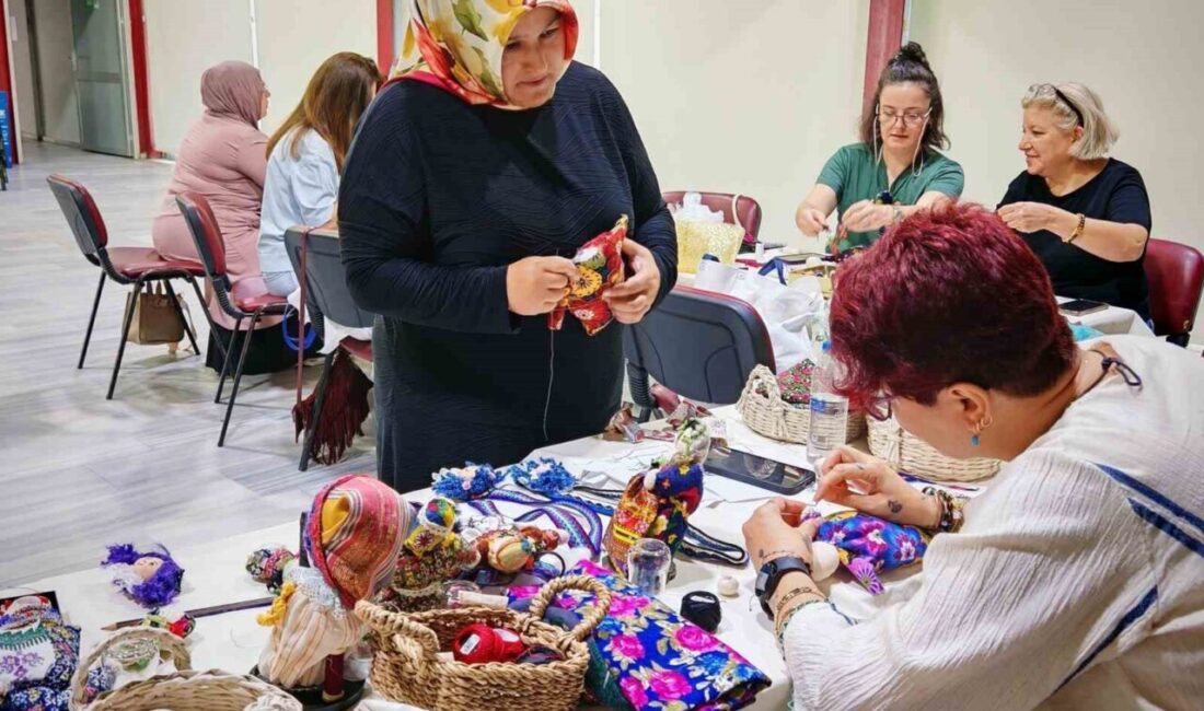 Gölcük’te sanatseverler, geri dönüşüm malzemeleriyle bez bebek ve yaka broş