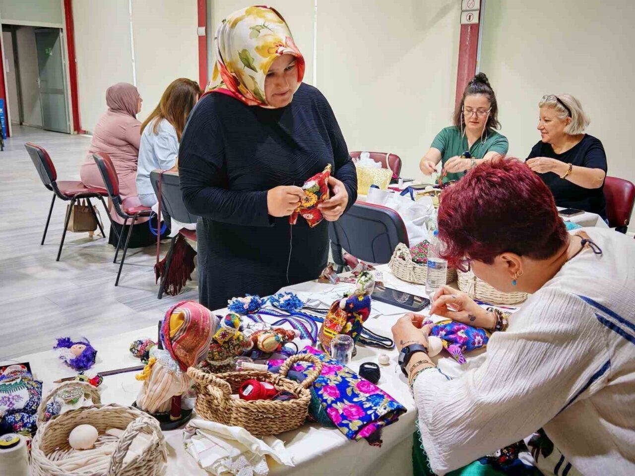 Gölcük’te sanatseverler, geri dönüşüm malzemeleriyle bez bebek ve yaka broş