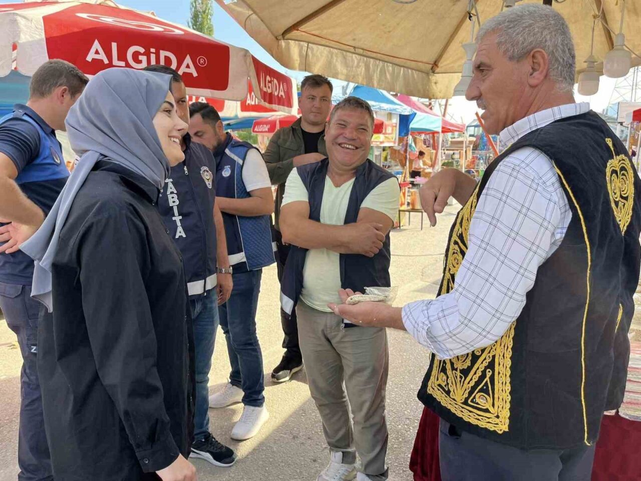 Bilecik’in Gölpazarı ilçesinde düzenlenen geleneksel Gölpazarı panayırı büyük bir coşkuyla
