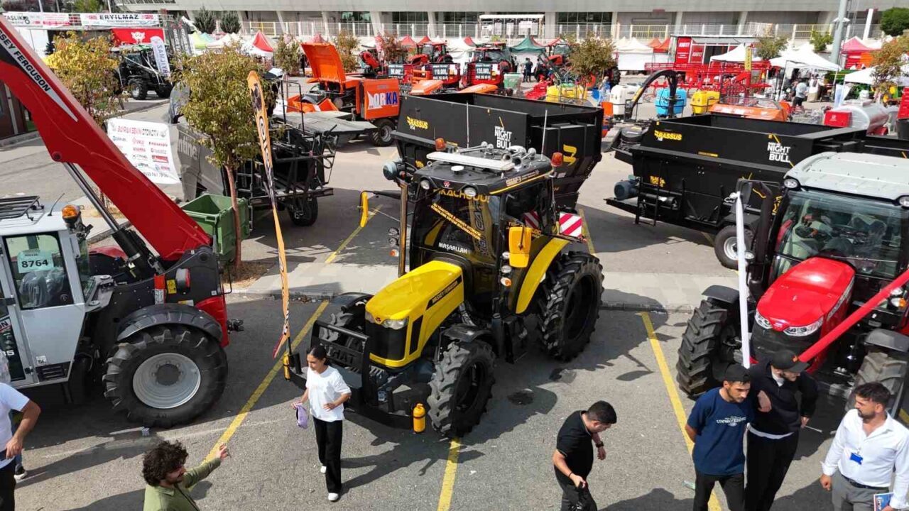 Sivas’ta düzenlenen tarım fuarında sergilenen renkli traktörler ilgi odağı oldu.