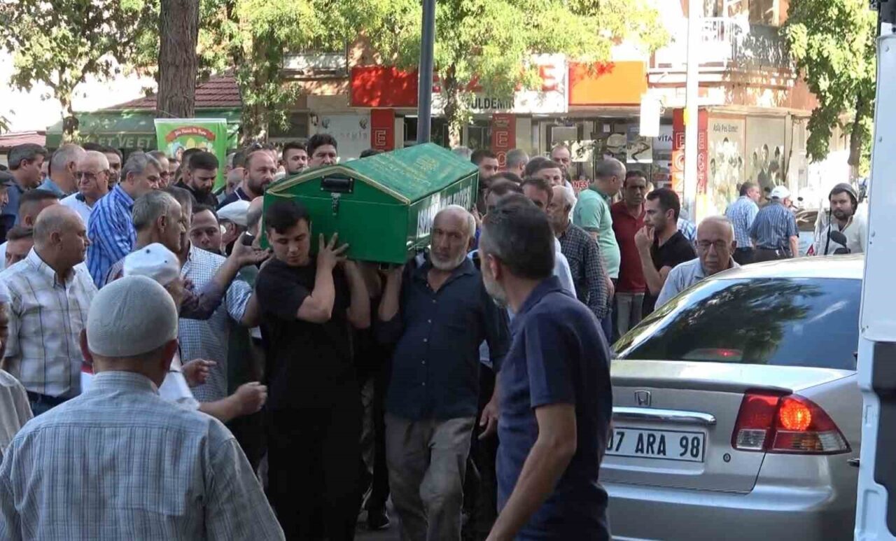 Isparta’da, 19 yaşındaki sürücünün direksiyon hakimiyetini kaybetmesi sonucu aracıyla çarptığı