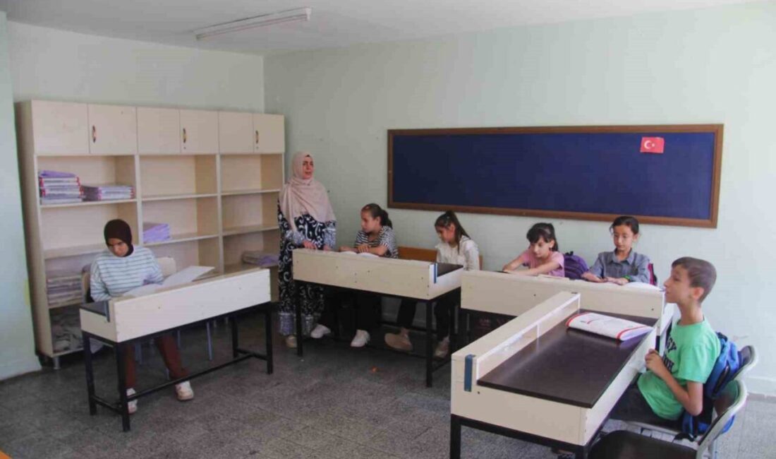 Gaziantep’te GAP Görme Engelliler Ortaokulu’nda Türkçe öğretmeni olarak görev yapan