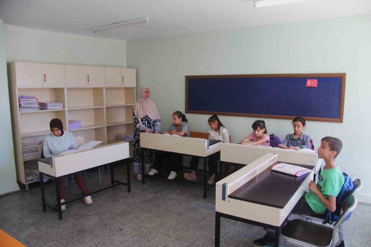 Gaziantep’te GAP Görme Engelliler Ortaokulu’nda Türkçe öğretmeni olarak görev yapan
