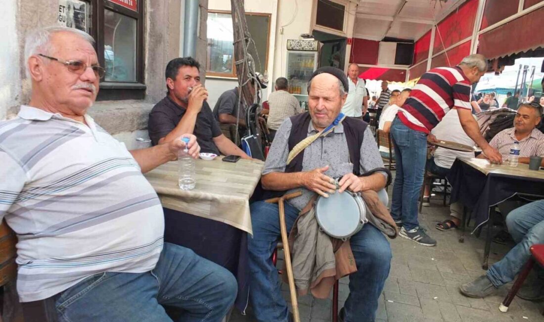 Burhaniye ilçesinde, görme engelli Mustafa Kürcen, 50 yıldır darbuka çalıp
