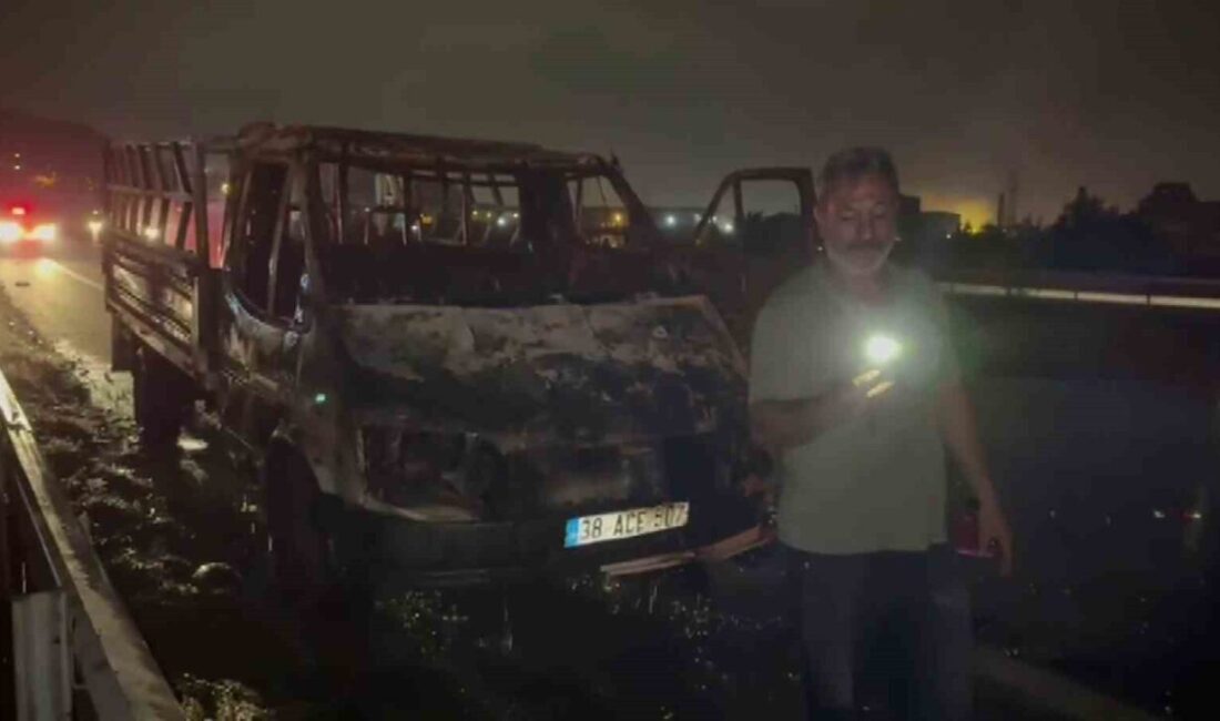 Hatay’da seyir halindeyken alevlere teslim olan plastik yüklü kamyonet yanarak