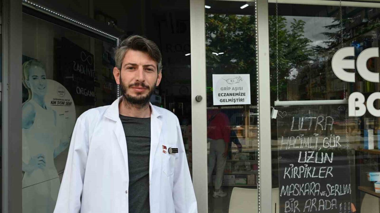 Sonbaharın başlamasıyla grip aşıları uygulanmaya başladı. Eczacı Necmi Yılmaz, Eylül-Ekim