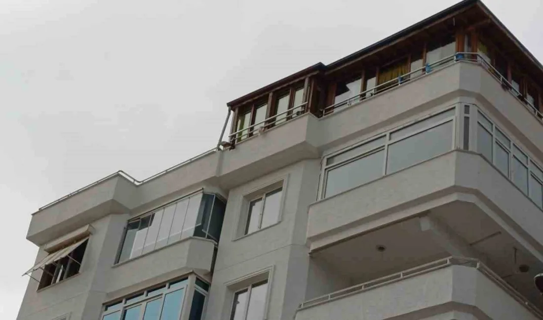 Yalova’nın Çınarcık ilçesinde 5. kattaki evinin penceresinden kızı ve kızının