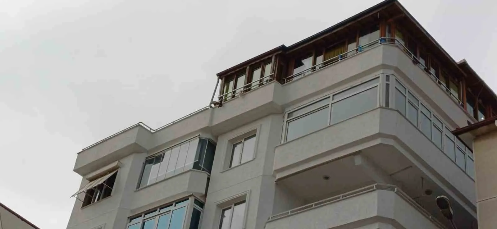 Yalova’nın Çınarcık ilçesinde 5. kattaki evinin penceresinden kızı ve kızının